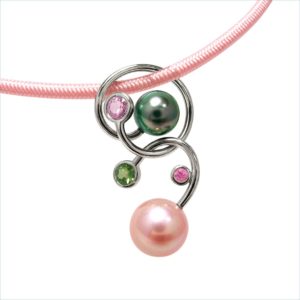 Colliers et pendentifs joaillerie or 18 carats et platine. Cherbourg.