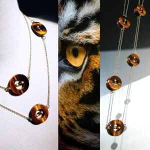 Grand sautoir en oeil de tigre sur plaqué or 18 carats