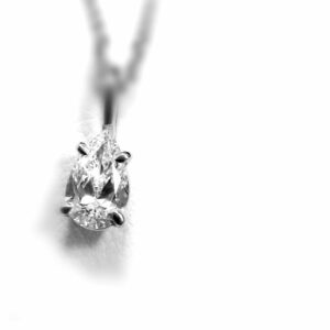 Collier poire diamant 0.52 carat or blanc palladié 18 carats