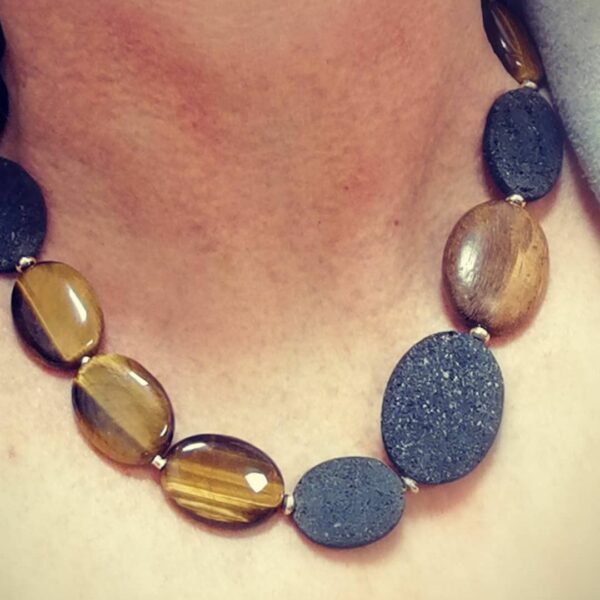 COLLIER "TIGER WOOD" OEIL DE TIGRE-LAVE ET BOIS DE KAMAGONG plaqué or 18 carats – Image 2