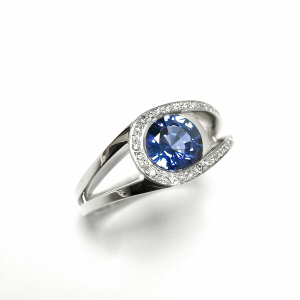 BAGUE AVALON SAPHIR DE CEYLAN AAA ET DIAMANTS OR BLANC PALLADIE 18 CARATS – Image 4