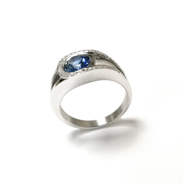 BAGUE AVALON SAPHIR DE CEYLAN AAA ET DIAMANTS OR BLANC PALLADIE 18 CARATS – Image 3