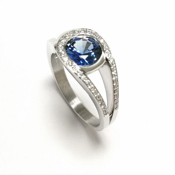 BAGUE AVALON SAPHIR DE CEYLAN AAA ET DIAMANTS OR BLANC PALLADIE 18 CARATS – Image 2