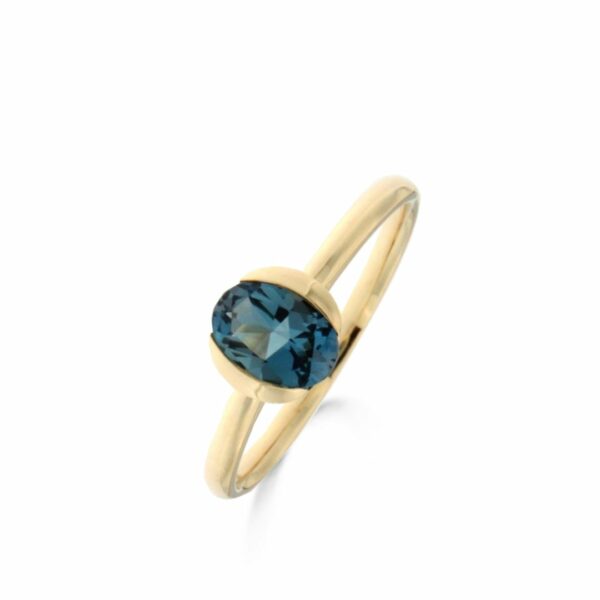 Bague parenthèse topaze blue london facettée sur or jaune 18 carats 750/000ème