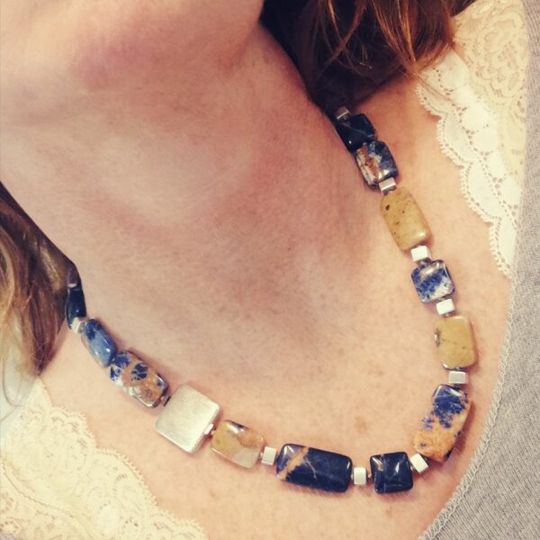COLLIER "Terre & mer 2" SODALITE MARRON ET BLEUE ARGENT 925 BROSSE – Image 2