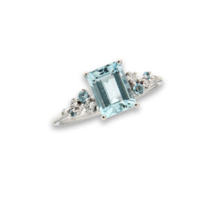 Bague Aigue-marine taille émeraude et diamants sur or blanc 18 carats