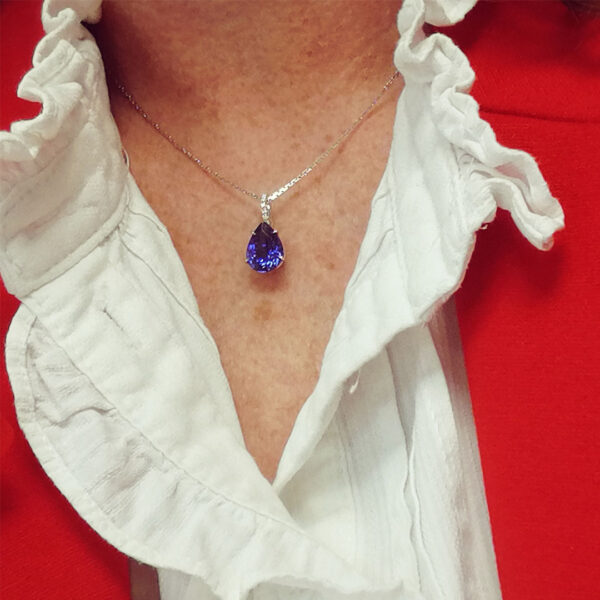 PENDENTIF TANZANITE POIRE 4.91 CARATS ET DIAMANTS OR BLANC 18 CARATS – Image 2