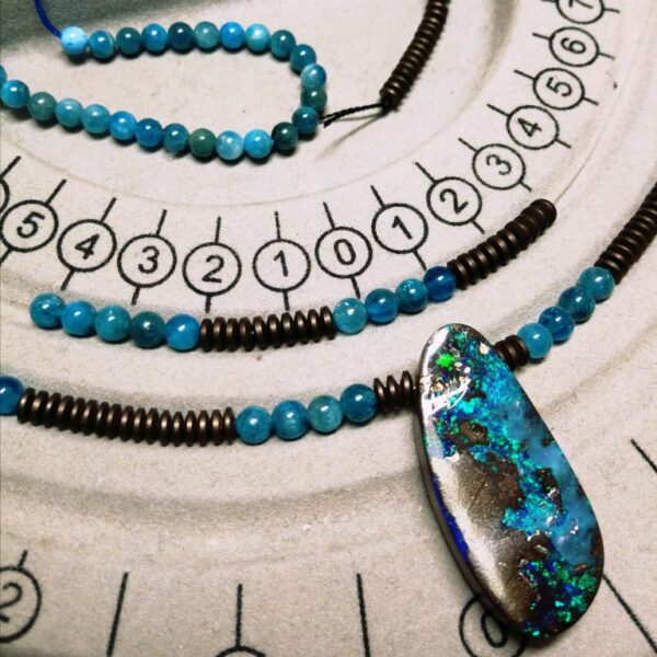 COLLIER DOUBLE RANGS OPALE BOULDER APATITES ET HEMATITES – Image 3