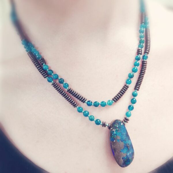 COLLIER DOUBLE RANGS OPALE BOULDER APATITES ET HEMATITES – Image 2