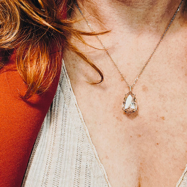 Pendentif poire morganite naturelle 10.77 carats et diamants or jaune 18 carats 750/000 – Image 2