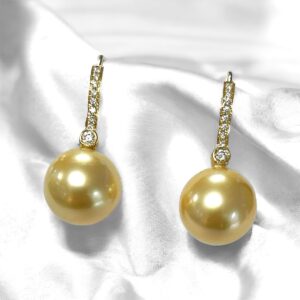 Boucles perles de culture gold des Mers du Sud et diamants sur or jaune 18 carats