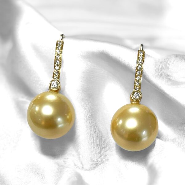 Boucles perles de culture gold des Mers du Sud et diamants sur or jaune 18 carats