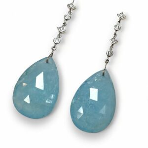 Boucles d'oreilles aigue-marine milky tone facettée et diamants sur or blanc 18 carats