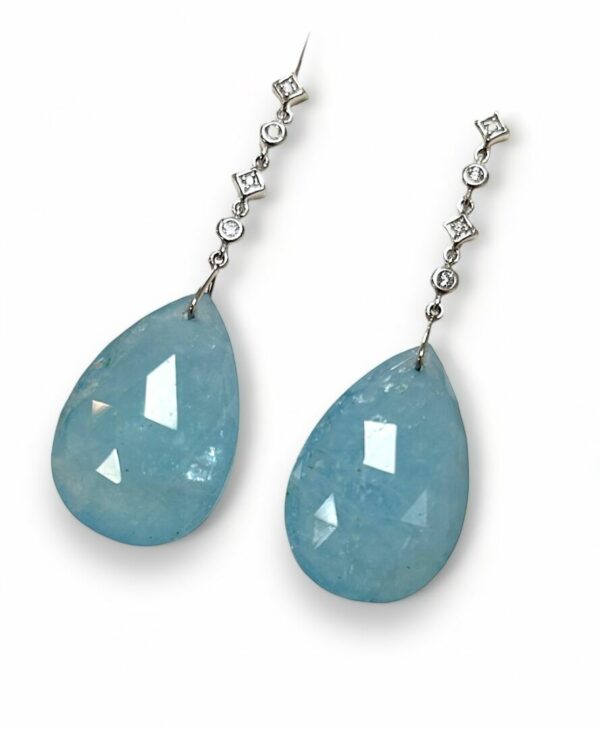 Boucles d'oreilles aigue-marine milky tone facettée et diamants sur or blanc 18 carats