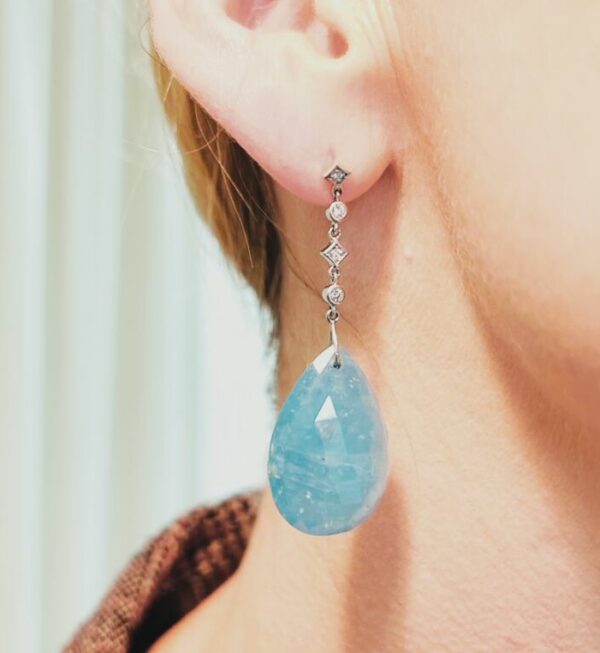 Boucles d'oreilles aigue-marine milky tone facettée et diamants sur or blanc 18 carats – Image 2