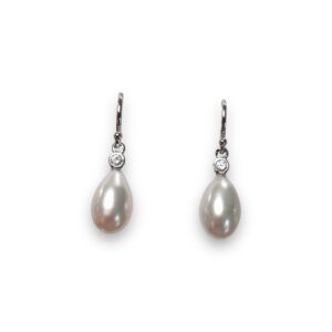 Boucles d'oreilles perles de culture gouttes et diamants sur or blanc 18 carats