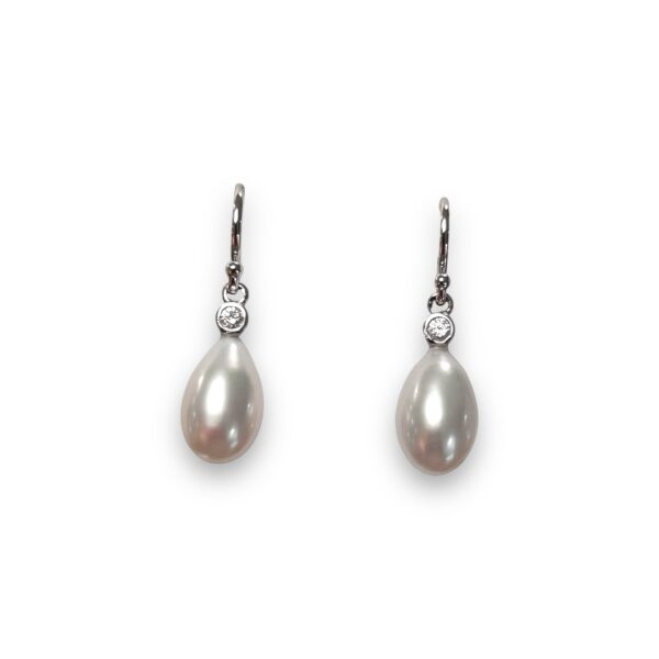Boucles d'oreilles perles de culture gouttes et diamants sur or blanc 18 carats