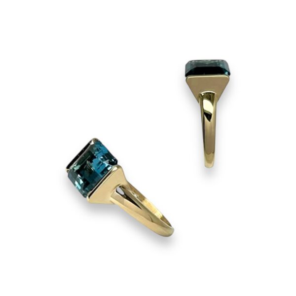 Bague Ando topaze bleue London taille émeraude or jaune 18 carats 750/000ème – Image 3
