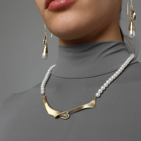 COLLIER BLOOM EN BRONZE, PERLES DE LAVE et CRYSTAL NOIR – Image 4