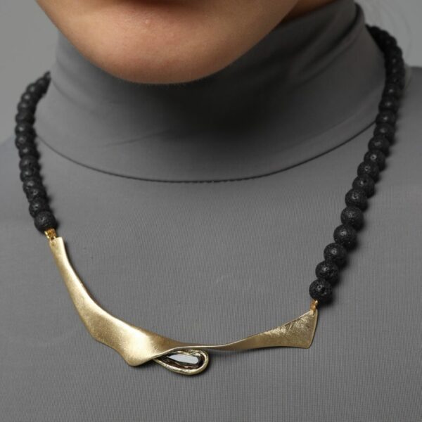 COLLIER BLOOM EN BRONZE, PERLES DE LAVE et CRYSTAL NOIR – Image 2
