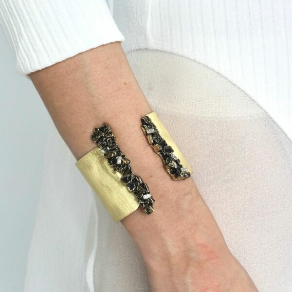 Bracelet manchette large en bronze oxydé noir et cristaux blancs – Image 3