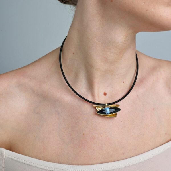 Collier motif en bronze et centre crystal gris bleuté forme navette – Image 2