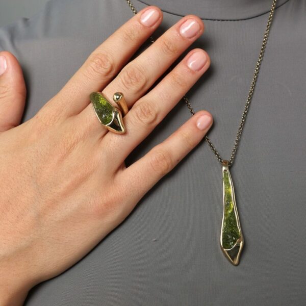 COLLIER EN BRONZE MOTIF FLAMME PIERRE EN RESINE VERTE – Image 2