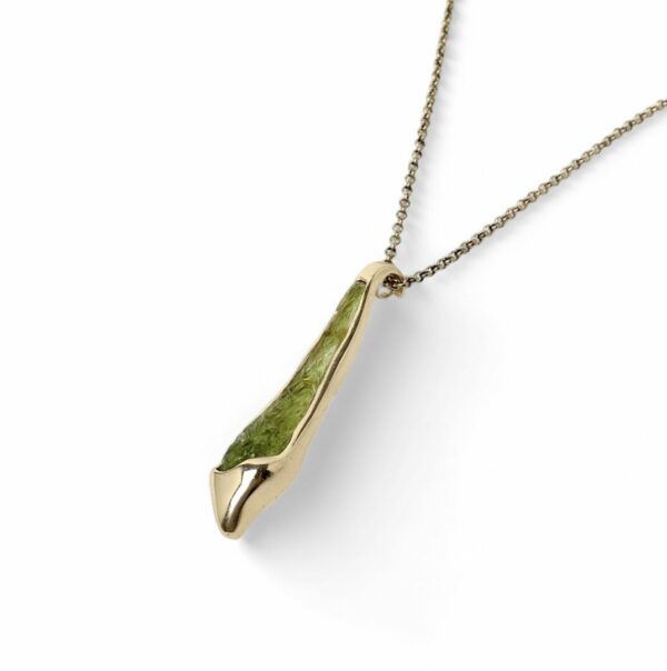 COLLIER EN BRONZE MOTIF FLAMME PIERRE EN RESINE VERTE