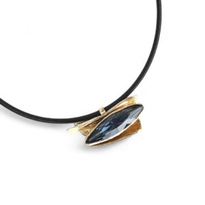 Collier motif en bronze et centre crystal gris bleuté forme navette