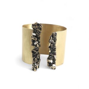 Bracelet manchette large en bronze oxydé noir et cristaux blancs