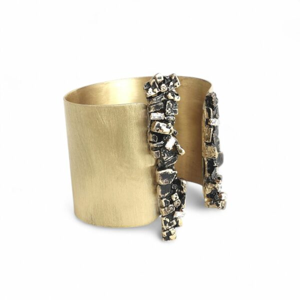 Bracelet manchette large en bronze oxydé noir et cristaux blancs – Image 2
