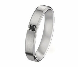 Bague alliance de mariage en platine 950 et un diamant noir taille princesse. Cherbourg