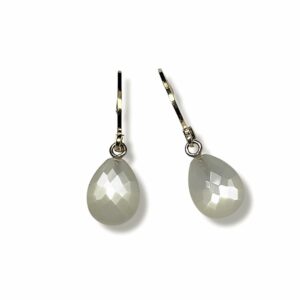 Boucles d'oreilles mini créoles pierre de lune facettée blanche. Plaqué or 18 carats.