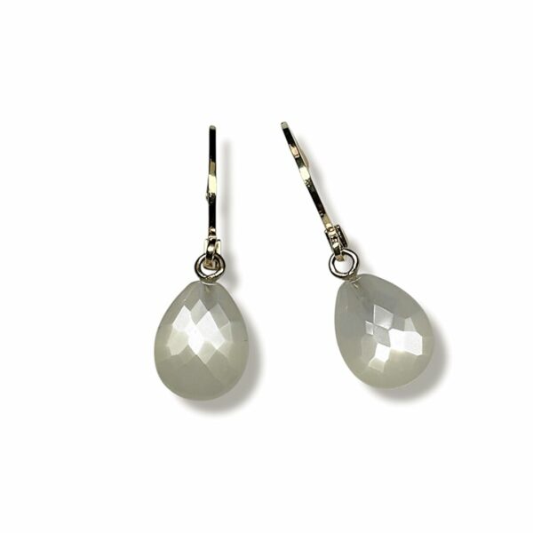 Boucles d'oreilles mini créoles pierre de lune facettée blanche. Plaqué or 18 carats.