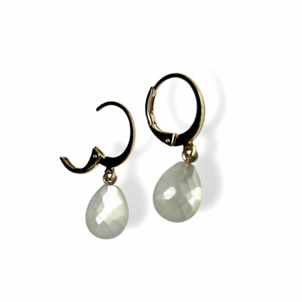 Boucles d'oreilles mini créoles pierre de lune facettée blanche. Plaqué or 18 carats. – Image 2