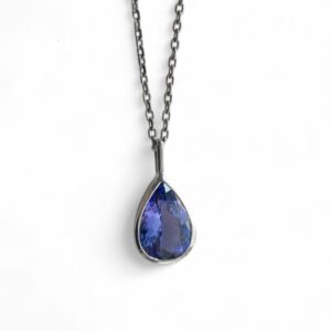 Pendentif Tanzanite poire AAA serti clos sur or blanc 18 carats. Cherbourg