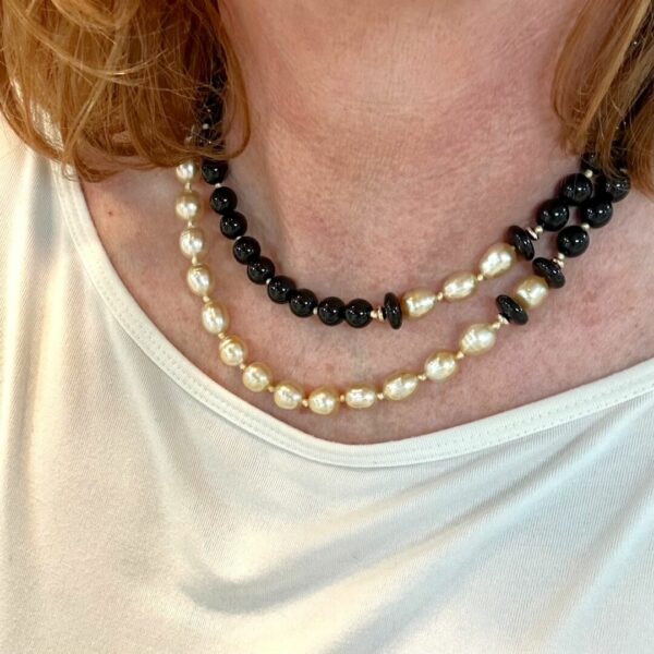 Collier sautoir perles de culture Gold des Philippines et onyx. Pièce unique Cherbourg – Image 2