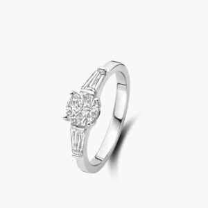 Bague solitaire épaulé diamant rond et trapèzes or blanc 18 carats Cherbourg