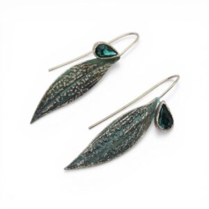 Boucles d'oreilles longues Rameau en bronze oxydé et crystal vert émeraude Cherbourg