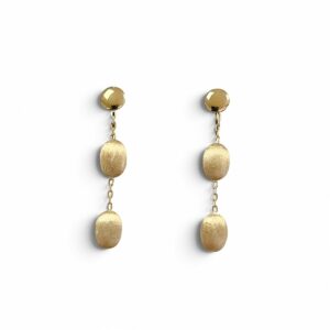 Boucles d'oreilles pendantes coussins or jaune 18 carats brossé. Cherbourg