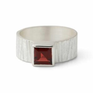 Bague Grenat Square en argent brossé 925. Cherbourg