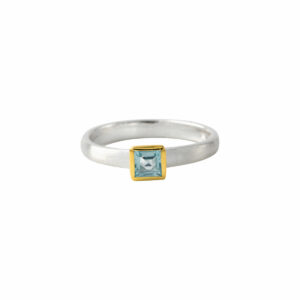 Bague Solo Topaze bleue ciel carrée argent 925 brossé et plaqué or 18 carats. Cherbourg